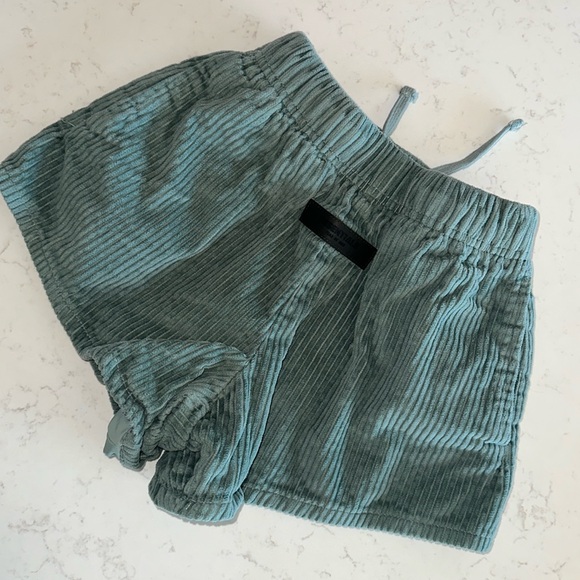 ESSENTIALS Fear of God boys shorts 8 green - Picture 1 of 4